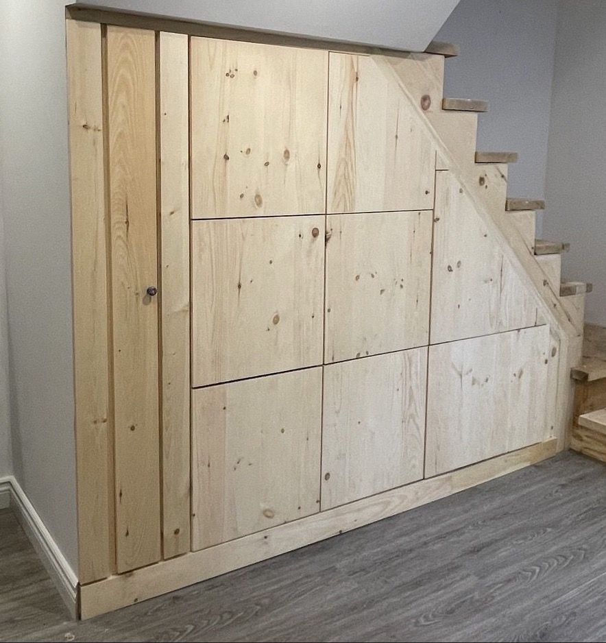 Rangement sous escalier sur mesure — ébénisterie et finitions intérieures