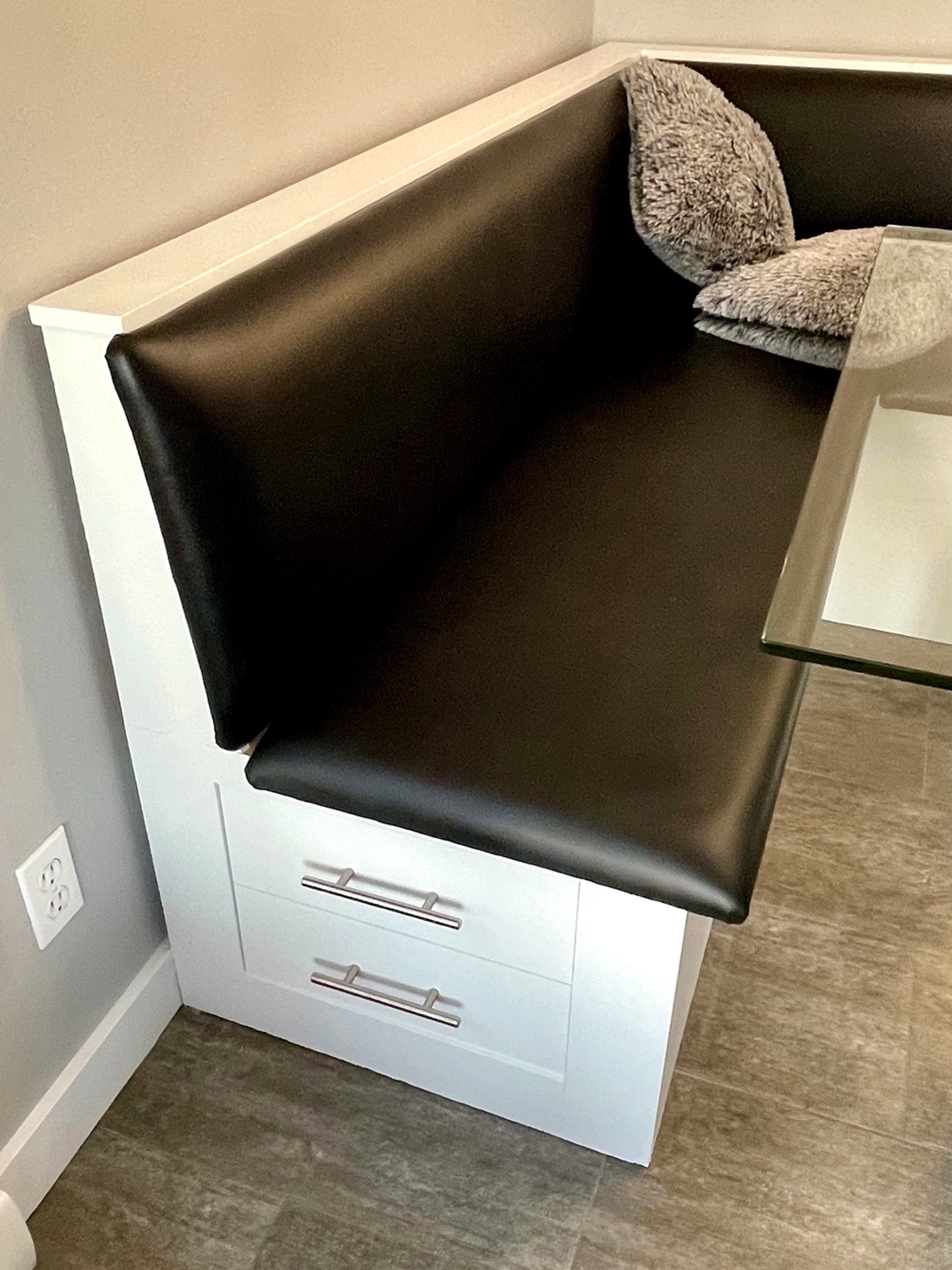 Banquette d'angle sur mesure — assise en similicuir, caisson à tiroirs, poignées chromées