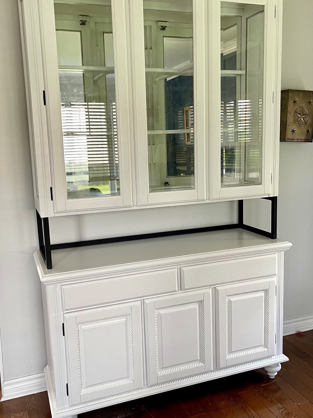 Vaisselier sur mesure, vitrine a portes vitrees et base a panneaux moulures.