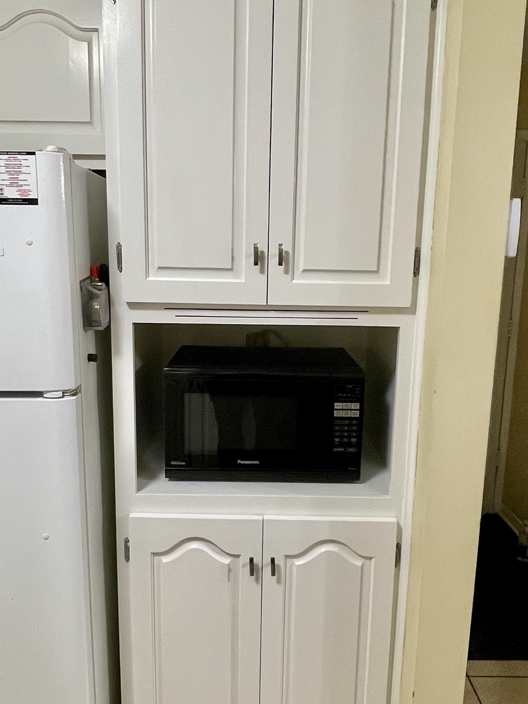 Armoire garde-manger refinie en blanc avec niche a micro-ondes