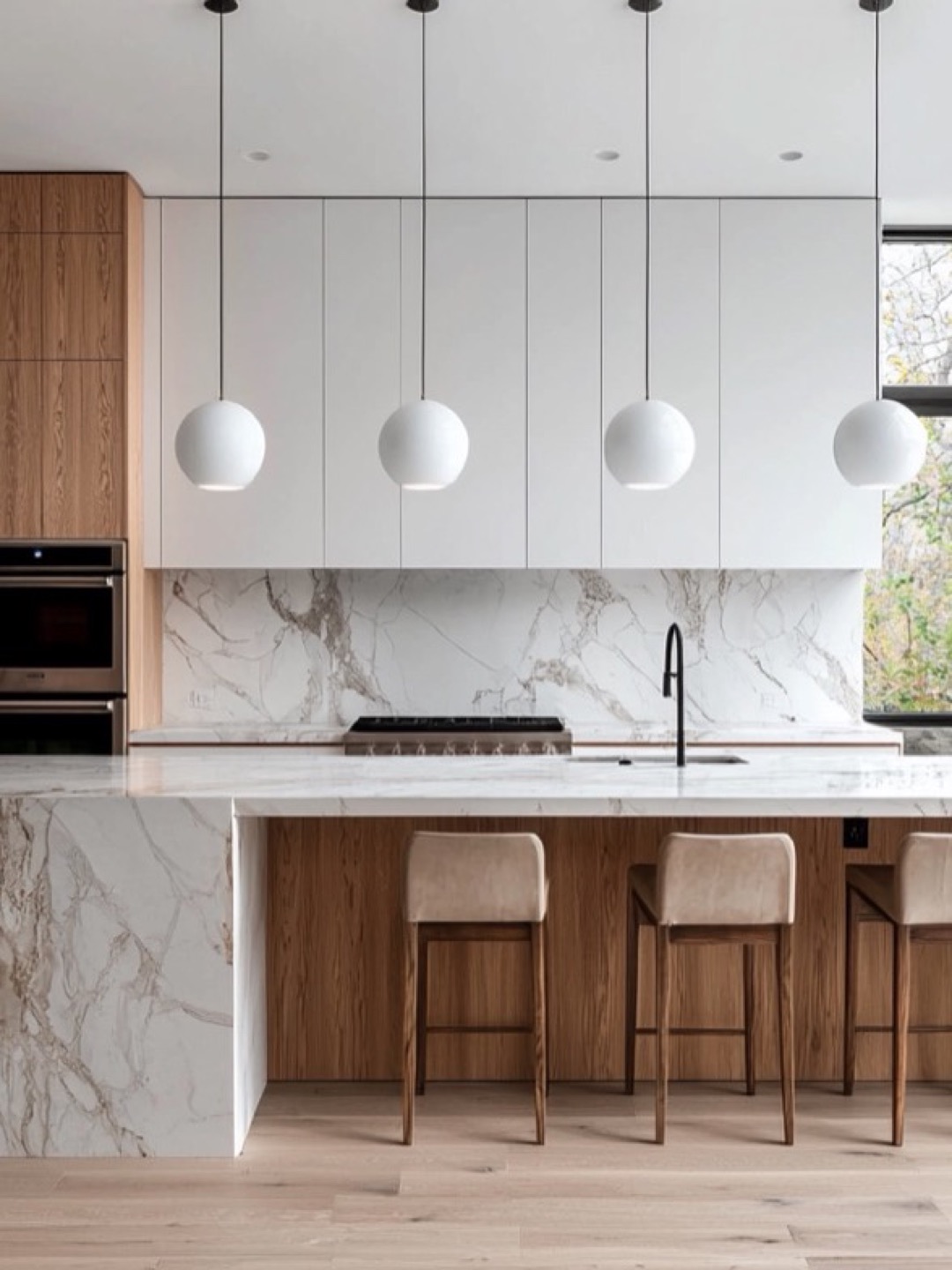 Chêne blanc et pierre calacatta, suspensions globes contemporaines